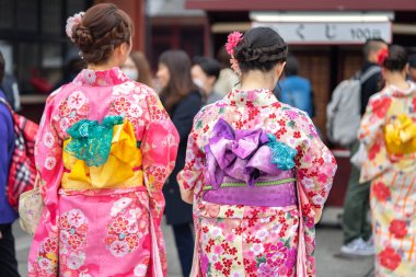 Sensoji önünde ayakta Japon kimono giyen genç kız 