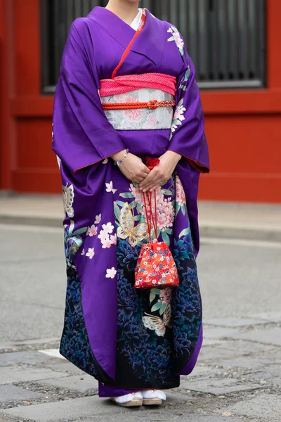 Молодая девушка в японском кимоно стоит перед Сенсодзи — стоковое фото