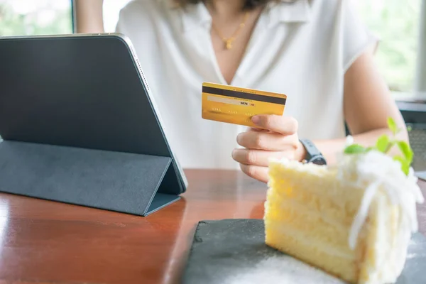 Compras en línea con teléfono inteligente y bolsas de compras entrega servi — Foto de Stock