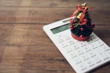 Beyaz bir kalkülüs üzerine yerleştirilen güzel dekore edilmiş bir Noel ağacı
