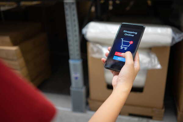 Онлайн-шопинг со смартфонами и доставкой сумок
