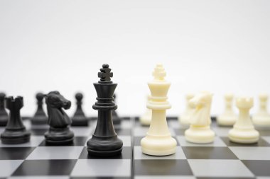satranç tahtası geri işletme içinde müzakere üzerinde bir satranç parça ile