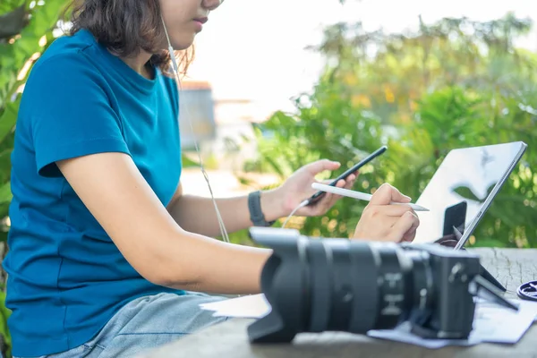 Photographer sitting and editing photos using a tablet. Portable — Stock Photo, Image