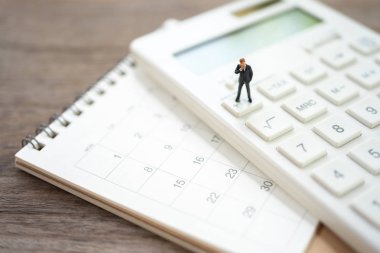 Minyatür insanlar c yıl için ödeme sıra yıllık gelir (vergi)