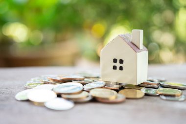 Bir model ev modeli backgr olarak kullanarak sikke yığını üzerine yerleştirilir