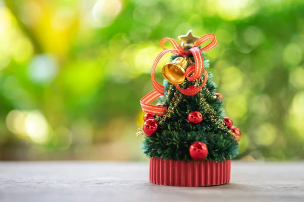 Miniatur-Weihnachtsbaum feiert Weihnachten am 25. Dezember — Stockfoto