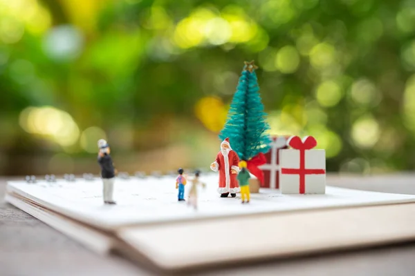 Familien-Miniaturmenschen am Weihnachtsbaum feiern Weihnachten — Stockfoto
