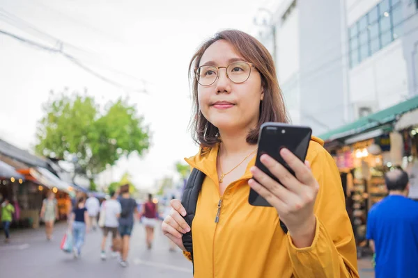 Porträt schöne asiatische Frauen stehen, um Smartphones in der Hand zu halten — Stockfoto