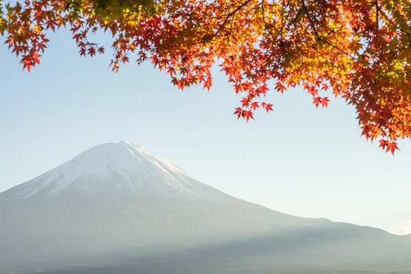 Landskap av se Mount Fuji och Bright red maple leaf ramen — Stockfoto