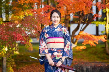 Kimono, Kyoto 'daki Fushimi Inari Tapınağı' ndaki kırmızı ahşap Tori Kapısı 'nda Japon kimonosu giyen bir Japon kızıdır. 