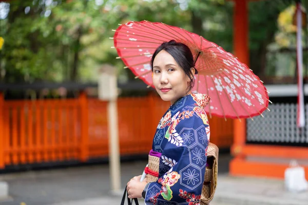 Chica Geishas Usando Kimono Japonés Entre Puerta Madera Roja Tori —  Fotos de Stock