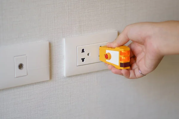 Hand Holding Electric Tester Checking Plug Power Outlet Wall Check — Stock Photo, Image