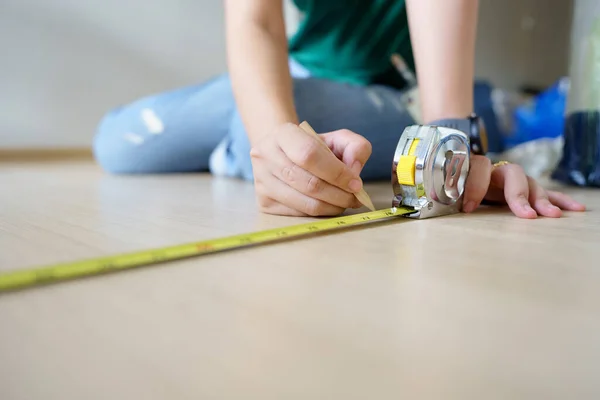 Cierre Las Manos Mujer Ingeniero Con Cinta Métrica Carpinteros Amarillos — Foto de Stock