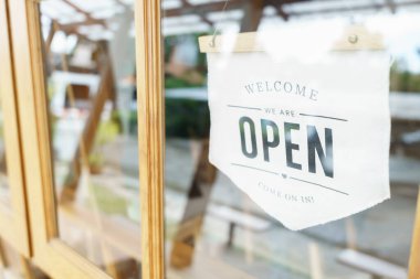 Kahve dükkanının camından açık tabelasına hoş geldiniz. Servis, kafe restoranı, perakende mağazası, küçük işletme sahibi, yiyecek ve içecek konsepti