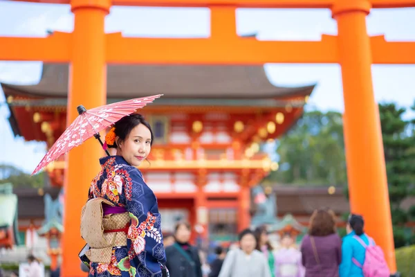 Chica Geishas Usando Kimono Japonés Entre Puerta Madera Roja Tori —  Fotos de Stock
