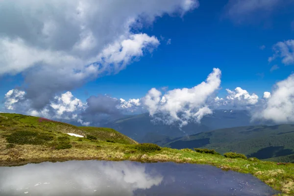 Čirých Alpských Jezera Odrazem Modré Oblohy Jasno — Stock fotografie