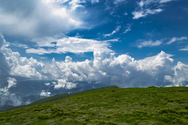 Malebné Hory Krajina Bílé Mraky Proti Modré Obloze Slunečních Paprsků — Stock fotografie