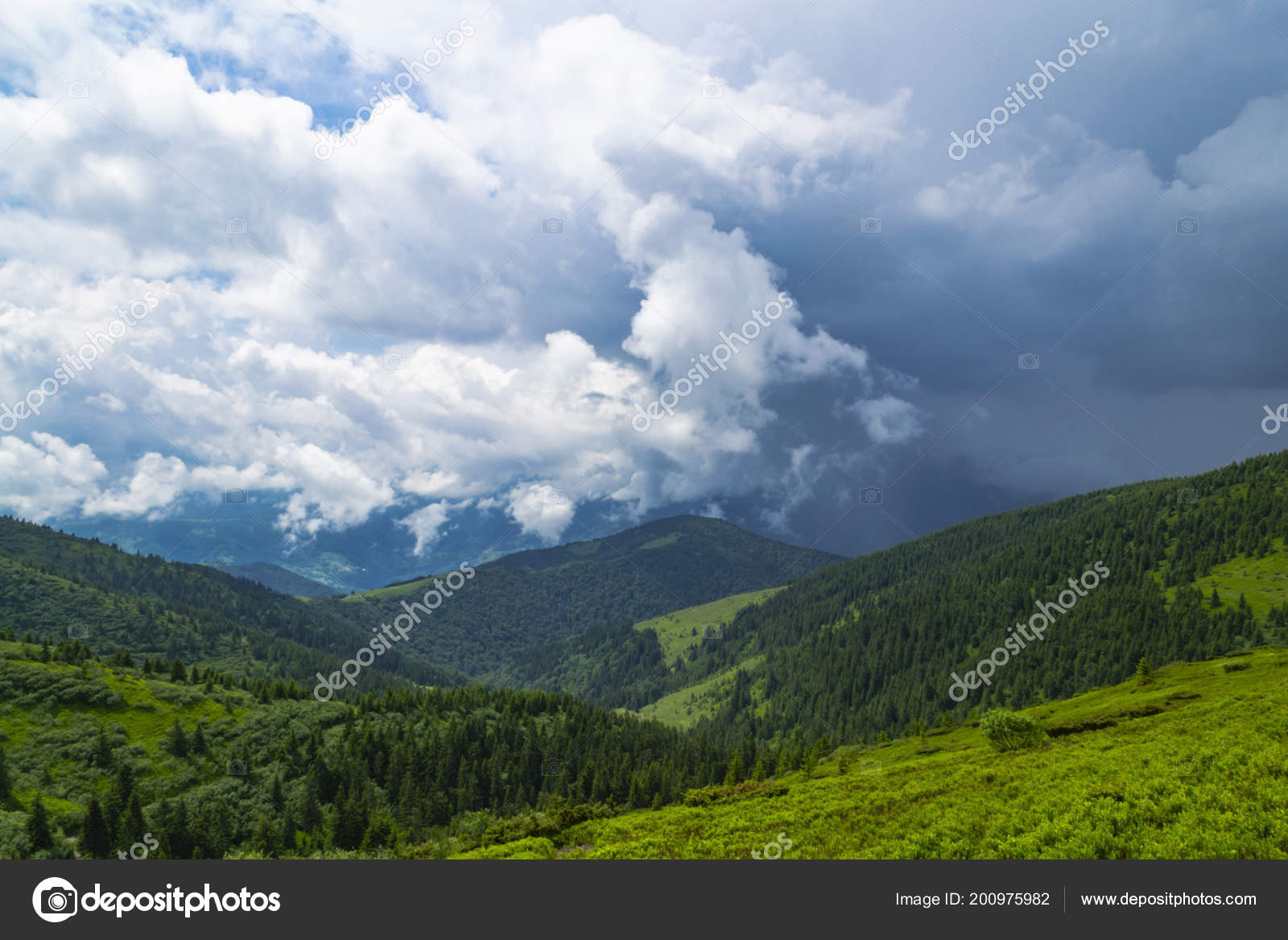 雲の山の谷 雨の日 美しい風景 無料のストック写真 C Maksymkapliuk