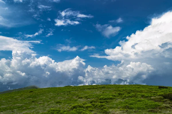 Пейзаж Живописных Гор Белые Облака Против Голубого Неба Солнечными Лучами — стоковое фото