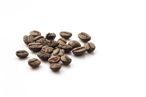 Kaffeebohnen Isoliert Auf Weißem Tisch Kaffeebohnen Makro Vereinzelt Weißer Hintergrund — Stockfoto