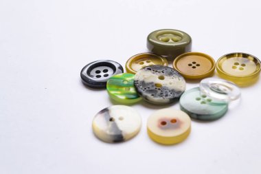 İzole düğmeleri giysiler. Portre fotoğraf çekim