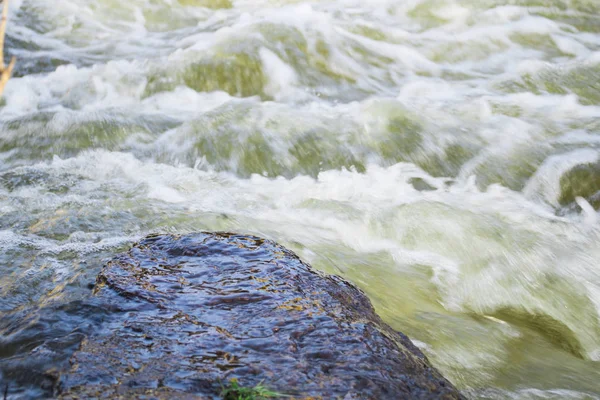 Wasserfluss Wasser Fließt Über Den Felsen Bergfluss — Stockfoto