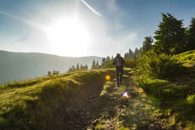Turist Dağları'nda bir sırt çantası ile. Yaz gündoğumu. Sisli sabah