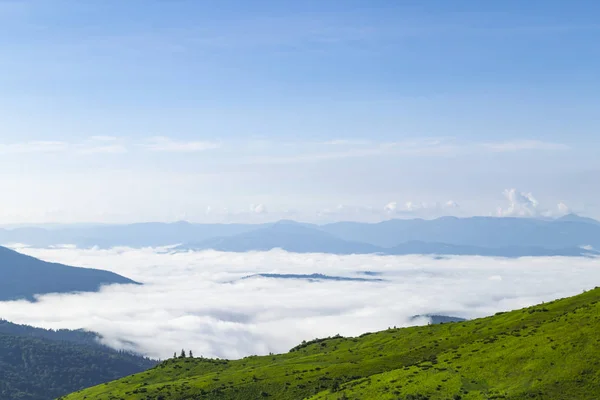 Hochland Wolken Gebirgstal Mit Klarem Blauen Himmel — kostenloses Stockfoto