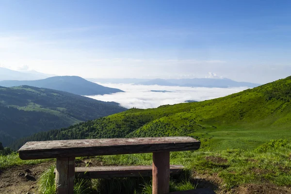 Highlands Dřevěná Lavice Proti Horské Údolí Jasné Modré Oblohy — Stock fotografie