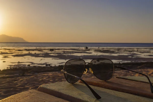 Gafas Sol Mesa Madera Sobre Mar Amanecer — Foto de Stock
