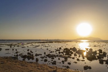 Kızıldeniz güzel renkli gün batımı. Orta Doğu