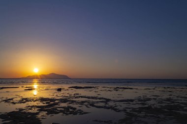 Tiran Adası üzerinde harika gün batımı. Kızıldeniz, Suudi Arabistan
