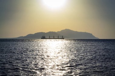 Tiran Adası, Suudi Arabistan karşı ticaret gemisi. Kızıl Deniz. Sharm El Sheikh, Mısır'dan Vview