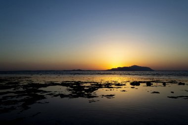 Sharm El Sheikh, Mısır Tiran Adası, Kızıldeniz, Suudi Arabistan'ın harika gün batımı