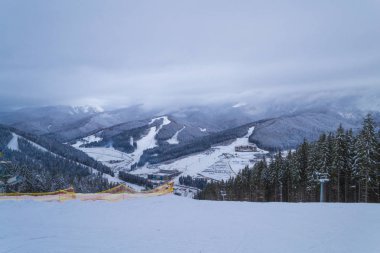Bukovel, Ukrayna - 26 Aralık 2018 Bukovel Kayak Merkezi, Ukrayna. Dağın tepesinden görüntülemek