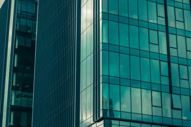 Modern ofis binası. Yansımalı Windows