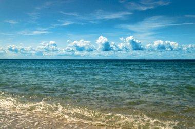 Mavi bulutlu gökyüzü ile güzel tropikal deniz. Tropikal yaz ba