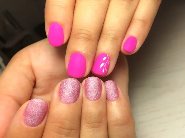 Η φροντίδα των νυχιών. Γυναικεία χέρια με ροζ μανικιούρ. Φωτογραφία κοντινό πλάνο — Φωτογραφία Αρχείου