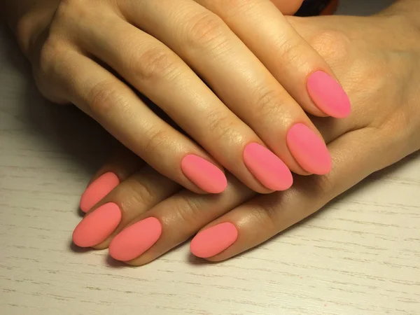 Nägel pflegen. Frauenhände mit rosa Maniküre. Nahaufnahme Foto. Trend — Stockfoto