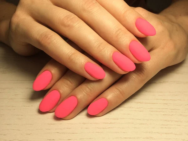 Nails care. Woman hands with pink manicure. Closeup photo. Trend — Stock Photo, Image