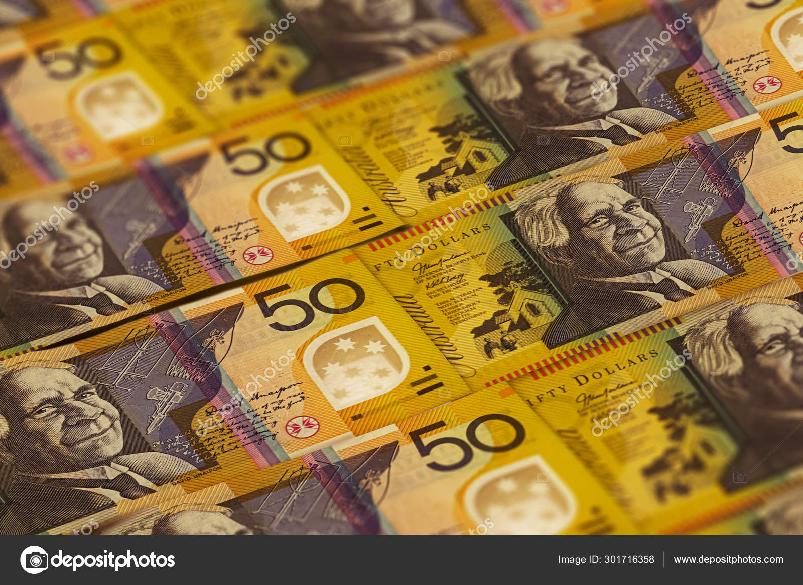 Quatro Notas Dólares Australianos Arranjo Quadrado Isolado Branco — Foto ©  gregbrave #357859090, image size:1600x1167