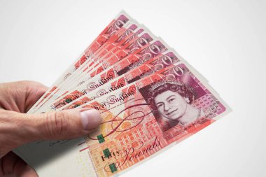 İngiliz sterlini elinde. Birleşik Krallık'ın çeşitli banknotları