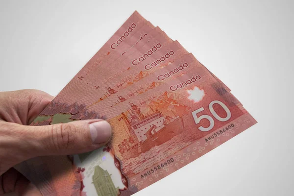 Mano sosteniendo dólares canadienses. CAD. Moneda de Canadá — Foto de Stock