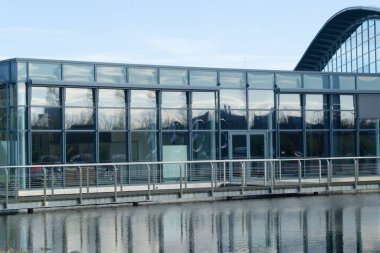 Bremen, Almanya - 17.01.2020: Mercedes-Benz Araba Fabrikasının ön girişi, güneşli bir gün