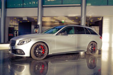 Bremen, Almanya - 17.01.2020: Mercedes Benz Müşteri Merkezi Bremen 'de E 65 AMG modeli