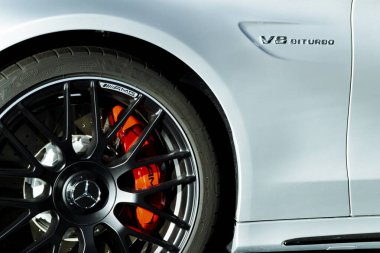 Bremen, Almanya - 17.01.2020: V 8 Biturbo tabelası. Makro fotoğraf