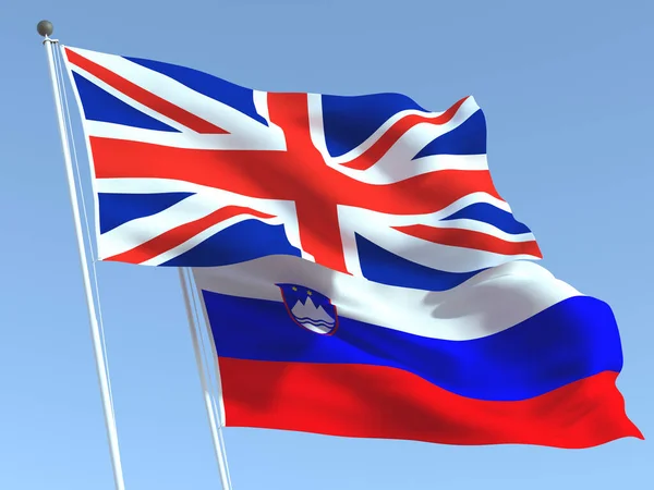 Duas Bandeiras Estatais Acenando Reino Unido Eslovênia Céu Azul Alta — Fotografia de Stock