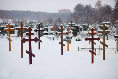 Ahşap haçlar karla kaplı. Kışın eski Hıristiyan mezarlığı