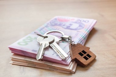 Gayrimenkul yatırım kavramı. Ukraynalı hryvnia, nakit veya konut. Tuşları kapat