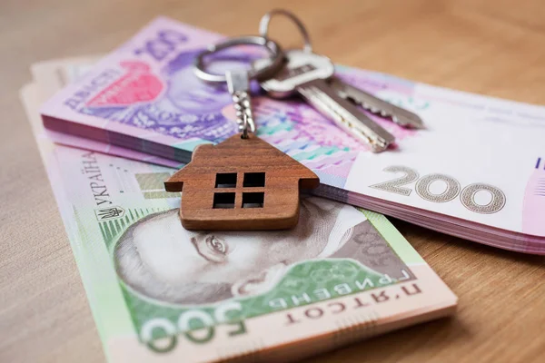 Conceito de investimento imobiliário. Hryvnia ucraniana, dinheiro ou habitação. Chaves de perto — Fotografia de Stock